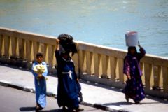 Syria - Deir-es-Zor - Women on the bridge across the River Euphrates