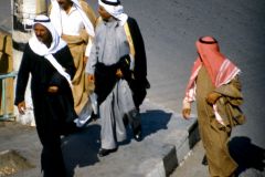 Syria - Deir-es-Zor - Men at the bridge across the River Euphrates
