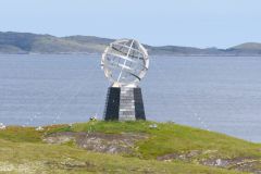 Nordland - Rødøy - Vikingen - Globe marking the Arctic Circle