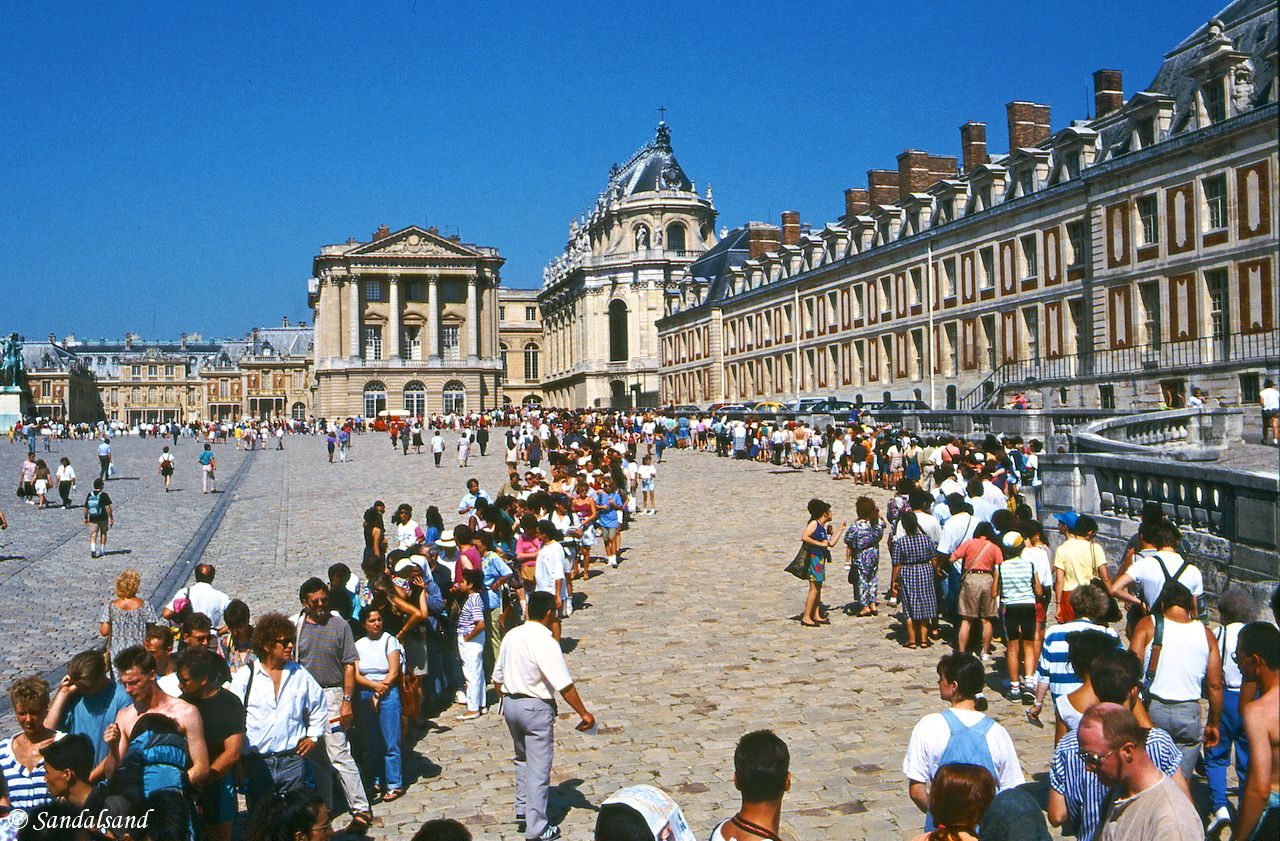 France - Versailles - Entrance queue