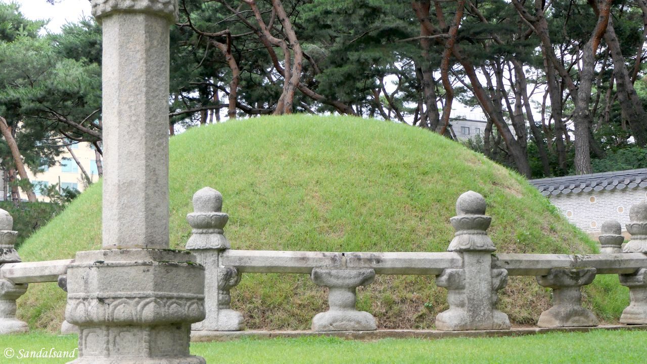 South Korea ROK - Seoul - Seonjeongneung (Seolleung) Royal Tombs - Queen Jeonghyoen's Tomb