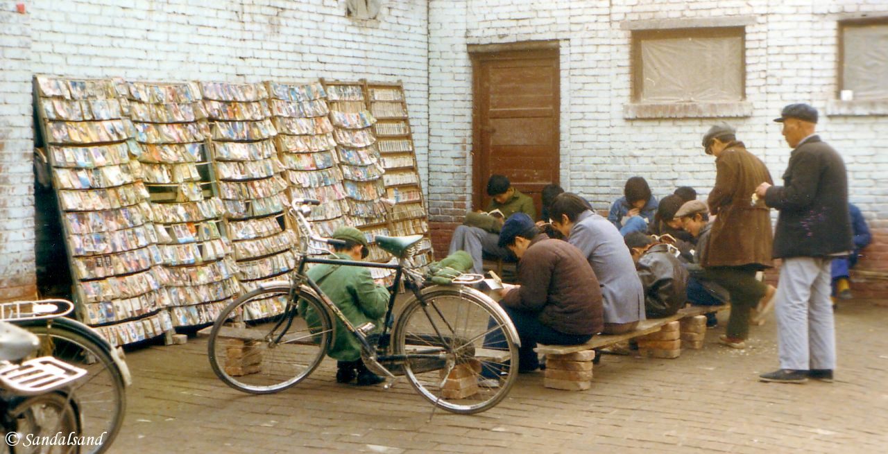 China - Xian - Streetside readers