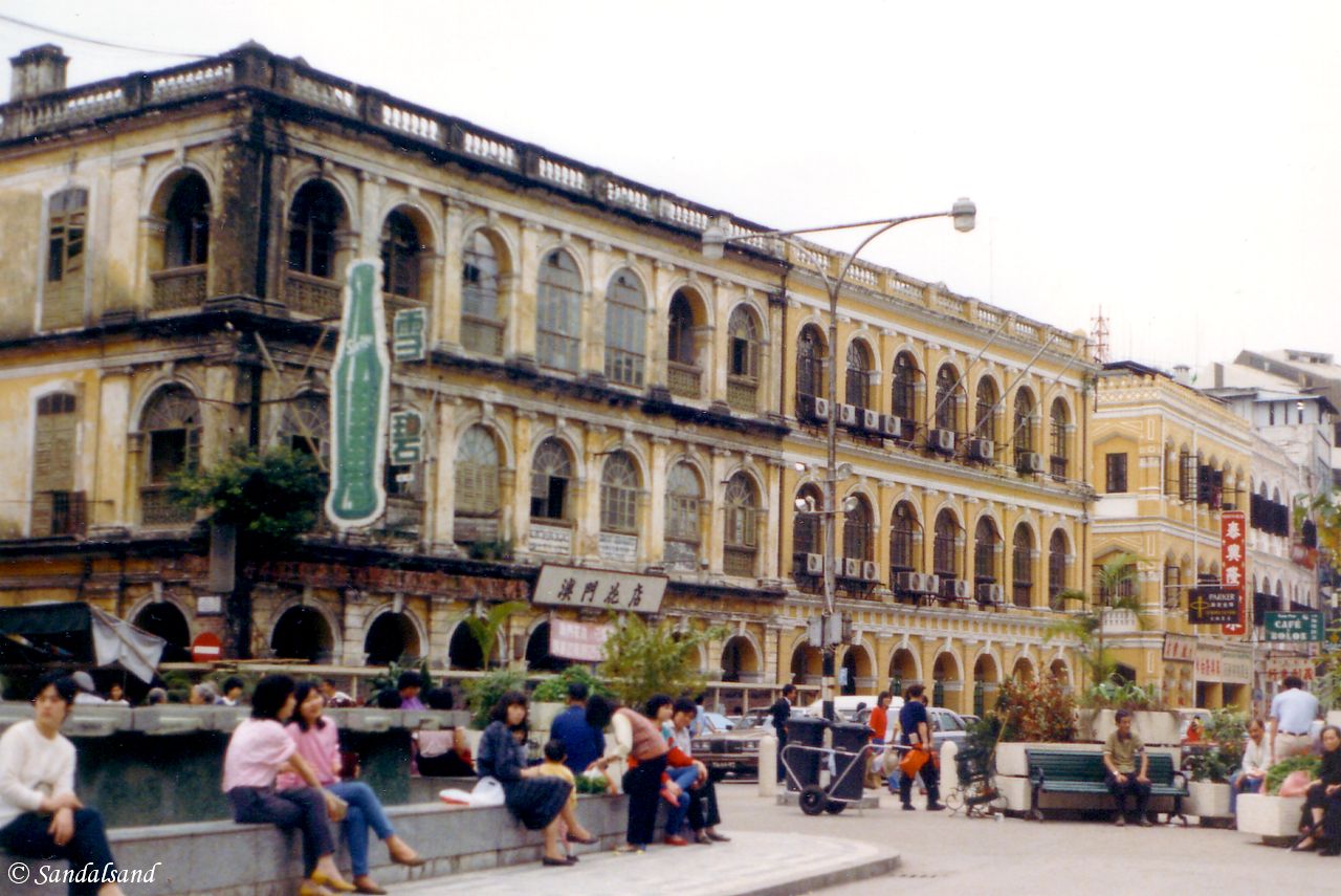 Macau – Old colonial buildings of Portuguese architecture in Macau’s Largo do Senado (Senate Square) Macau - Old colonial buildings of Portuguese architecture in Macau's Largo do Senado (Senate Square)